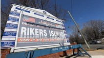 Bên ngoài nhà tù Đảo Rikers (tp. New York, Mỹ), nơi có nhiều trường hợp mắc COVID-19 đã được xác nhận. Ảnh: REUTERS
