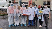 Đại diện Bệnh viện Bạch Mai nhận 2000 bộ đồ bảo hộ, 5000 khẩu trang y tế cùng hai máy thở từ Tập đoàn FPT.