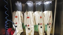 Bộ đồ phòng hộ mà các nhà nghiên cứu mặc tại phòng thí nghiệm chuyên sâu của Viện Virus học Vũ Hán - cơ sở duy nhất ở Trung Quốc trang bị mức độ an toàn sinh học cao nhất.