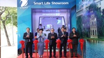 Các đại biểu khai trương Showroom trải nghiệm VinaPhone 5G tại Hà Nội.