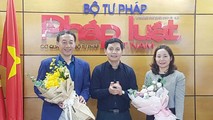 Ông Trần Đức Vinh - Phó Tổng biên tập Báo PLVN - tặng hoa các vị khách mời dự Giao lưu trực tuyến: “Bảo hiểm thất nghiệp – “điểm tựa” cho người lao động khi mất việc làm”.
