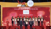 Đại diện MobiFone nhận chứng nhận Top 50 thương hiệu Việt Nam xuất sắc.