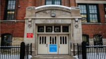 Bên ngoài một trường học trong khu phố Logan Square ở Chicago, Illinois, Mỹ.Ảnh: Reuters