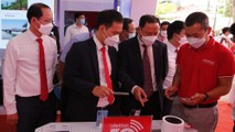 Các vị khách mời tham quan khu trưng bày Giải pháp Chuyển đổi số của Viettel.