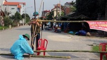 Lực lượng chức năng lập 5 chốt phong tỏa thôn Quan Nhân, xã Nhân Đạo, huyện Lý Nhân, Hà Nam. Ảnh: Nguyễn Chinh/TTXVN