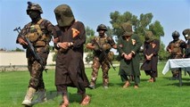 Lực lượng an ninh Afghanistan áp giải các tay súng IS và Taliban tình nghi tại tỉnh Jalalabad ngày 1/10/2019. (Ảnh: AFP/TTXVN)