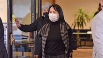 Bà Mạnh Vãn Châu trên đường tới Tòa án.