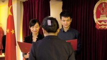 Một cặp vợ chồng làm thủ tục kết hôn ở Cục Dân chính.