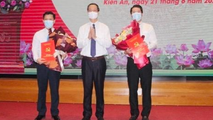 Phó Bí thư Thường trực Thành ủy Đỗ Mạnh Hiến trao quyết định cho đồng chí Nguyễn Hồng Vinh và đồng chí Lê Toàn Khánh.