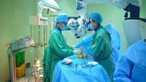 Ekip thực hiện phẫu thuật.