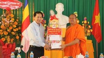 Lãnh đạo TP Cần Thơ tặng quà, chúc mừng Tết Chôl Chnăm Thmây