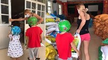 Người nước ngoài mang gạo đến ATM hỗ trợ người nghèo Việt Nam