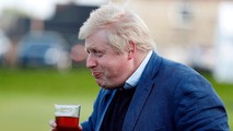 Ông Boris Johnson uống bia vào năm 2016. Ảnh: Reuters.