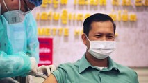 Hun Manet, con trai Thủ tướng Campuchia Hunsen, tiêm mũi vaccine Covid-19 đầu tiên ngày 10/2.