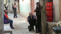 Lực lượng cảnh sát nhắm vũ khí vào mục tiêu tại khu ổ chuột Jacarezinho ở Rio de Janeiro, Brazil ngày 6/5.