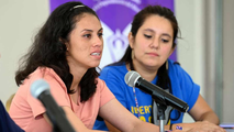 Sara Rogel (bên trái) phát biểu trong cuộc họp báo ngày 8/6.