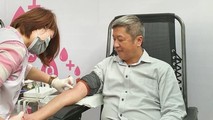 Thứ trưởng Bộ Y tế Nguyễn Trường Sơn tham gia hiến máu