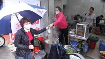Người kinh doanh thức ăn đường phố phải đeo khẩu trang khi tiếp xúc với thực phẩm, giữ khoảng cách với khách (ảnh: skds.vn)