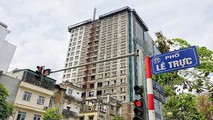 UBND quận Ba Đình đang tổ chức tháo dỡ, phá dỡ tầng 18 công trình vi phạm trật tự xây dụng số 8B Lê Trực/. Ảnh: cand.vn