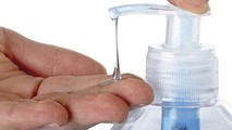 Liên tiếp nhiều sản phẩm nước rửa tay khô bị thu hồi vì nồng độ methanol vượt quá tiêu chuẩn. Ảnh minh họa