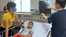 Sau 10 ngày điều trị, bé trai ở Hải Dương đã có thể xuất viện song vẫn còn di chứng yếu một nửa người. Ảnh: BVCC