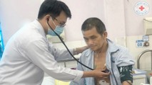 Bác sĩ khám cho bệnh nhân H. Ảnh: BVCC