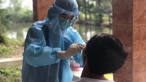 Nhân viên y tế lấy mẫu xét nghiệm công dân về từ Indonesia. Ảnh: UBND Đồng Tháp