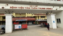 Phó Giám đốc Bệnh viện Nguyễn Tuấn Đại trao đổi với phóng viên chiều ngày 1/4