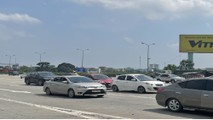 Tại km188, đoạn nút giao từ tuyến cao tốc Pháp Vân-Cầu Giẽ giao thông không xảy ra ùn ứ, các phương tiện di chuyển bình thường.