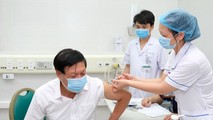 Hình ảnh Thứ trưởng Bộ Y tế Đỗ Xuân Tuyên tiêm vắc xin ngừa Covid-19 tại Bệnh viện Bạch Mai