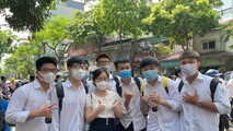 Thí sinh vui vẻ, thoải mái vì môn thi đầu tiên không quá khó