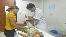 Bệnh nhi được thay băng hàng ngày sau phẫu thuật tại Bệnh viện (ảnh: Bệnh viện cung cấp)