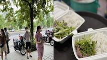 Người dân Hà Nội xếp hàng 30 phút để được mua bát phở nóng hổi sau gần 2 tháng thực hiện giãn cách xã hội. Ảnh: Mỵ Châu
