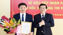Phó Chủ tịch Thường trực UBND tỉnh Đặng Quốc Vinh trao quyết định bổ nhiệm cho đồng chí Nguyễn Công Thành