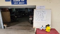 Biển chỉ dẫn người gửi xe cần xịt xe, xịt tay của gia đình bác Trụ - Khang.
