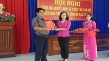 Chủ tịch HĐND tỉnh Bạc Liêu Lê Thị Ái Nam trao quyết định cho ông Phạm Thanh Hải