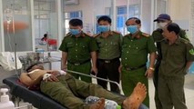 Lãnh đạo Công an huyện Xuân Lộc thăm hỏi, động viên Công an viên Hoàng Quốc Sự.