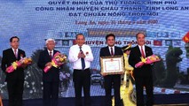 Phó Thủ tướng Thường trực trao quyết định công nhận huyện Châu Thành đạt nông thôn mới.