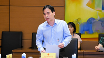Đại biểu Quốc hội rơi nước mắt chứng kiến công nhân chống dịch ‘3 tại chỗ’
