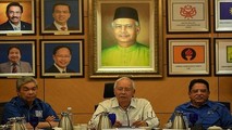 Thủ tướng Malaysia Najib (giữa) tại cuộc họp báo.