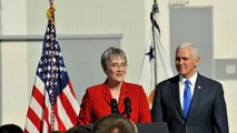 Bộ trưởng Không quân Mỹ Heather Wilson và Phó Tổng thống Mike Pence
