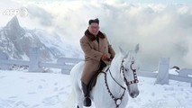 Ông Kim Jong-un cưỡi ngựa trắng trên núi thiêng phủ đầy tuyết.