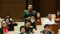 ĐB Trần Việt Khoa phát biểu tại phiên họp.