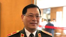 Thiếu tướng Nguyễn Hữu Cầu trả lời báo chí bên hành lang QH.