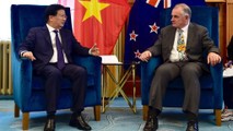 Phó Thủ tướng Trịnh Đình Dũng hội kiến Chủ tịch Quốc hội New Zealand Trevor Mallard.