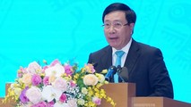 Phó Thủ tướng Phạm Bình Minh trình bày báo cáo tại Hội nghị triển khai Nghị quyết của Quốc hội về nhiệm vụ phát triển kinh tế-xã hội năm 2020 ngày 30/12. Ảnh: VGP