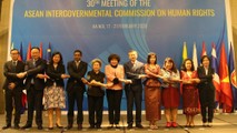Các đại biểu dự cuộc họp.