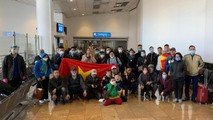 Các công dân chuẩn bị lên máy bay.