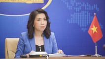 Người Phát ngôn Bộ Ngoại giao Lê Thị Thu Hằng tại họp báo.