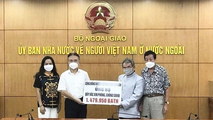 Lãnh đạo Ủy ban Nhà nước về NVNONN tiếp nhận hỗ trợ từ cộng đồng người Việt tại Thái Lan hôm 23/7.